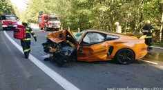Pri Špindlerovom mlyne sa pretekali športiaky. Mustang v protismere napálil do Škody, jej vodič zomrel