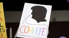 Žena si dala na poznávaciu značku auta "covfefe" z Trumpovho tweetu