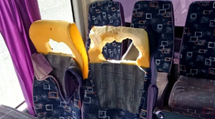 Cestujúci sú agresívni a zanechávajú po sebe aj výkaly. Autobusový dopravca preto ruší spoje