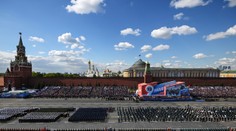 OBRAZOM: Žiadne lietadlá a jeden starý tank. Ruské oslavy víťazstva nad nacizmom sprevádzajú prísne opatrenia