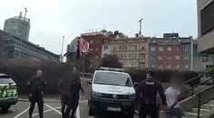 V pražskom parku mali traja slovensky hovoriaci muži znásilniť hendikepovanú ženu a obrať ju o šperky