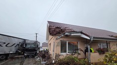 FOTO: Šok v tichej obci na juhu Slovenska. Rodinný dom zdemoloval kamión