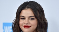 Slávny návrhár urazil Selenu Gomez krutým spôsobom. Jej fanúšikovia mu to nedarovali