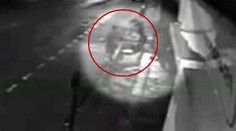 Drsný útok: Zlodeji dokopali muža (51), vodiči áut si na rušnej ulici nič nevšimli