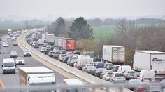 Nehodu smerom do Senca už odstránili, kolóny sa pomaly rozpúšťajú