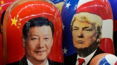 V USA začali platiť clá na dovoz z Číny, Peking ohlásil odvetné opatrenia