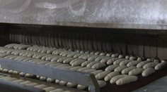 My sa doma váľame, oni tvrdo makajú. Takto vyzerajú Vianoce v pekárňach