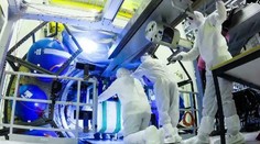 Kozmická loď pred štartom do vesmíru: Sledujte náročnú prácu technikov