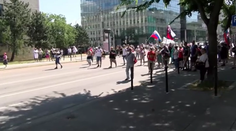 VIDEO: Agresívni demonštranti zaútočili na kameramana, pomoci od polície sa nedočkal