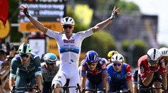 Nedeľa na Tour de France videla drámu na vetre i zlomené srdce Van der Poela. Radoval sa majster Európy