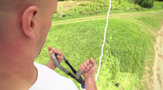 To je blázon. Ako prvý na svete skočil bungee jumping bez istenia