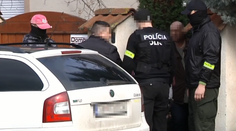 Kukláči odviedli muža, ktorý má blízko k Mikulášovi Varehovi