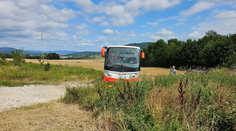 Na východe Slovenska havaroval autobus, vodičovi prišlo počas jazdy nevoľno