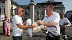 VIDEO: Prezident trénuje cestu do práce na bicykli