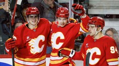 VIDEO: Calgary si výhrou udržalo šancu na postup. Winnipeg napriek prehre oslavoval prvenstvo