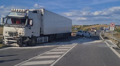 Pri Lučenci narazilo auto do plne naloženého kamióna, vodič na mieste zomrel