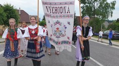 Odstavili dopravu a ukázali kroje. Legendárna Východná očarila tradičným sprievodom