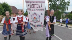 Odstavili dopravu a ukázali kroje. Legendárna Východná očarila tradičným sprievodom