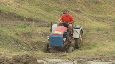 Vyrobili ich doma a dodnes jazdia. Podomácky poskladané traktory si zmerali sily