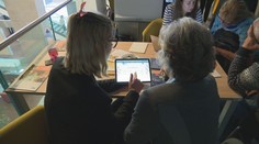 Projekt sa začína akoby odznova. Dôchodcov s tabletmi od štátu nemá kto školiť