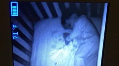 Matku vystrašil výjav v postieľke vedľa jej syna. Keď zistila, o čo ide, musela sa smiať