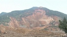 Zosuv pôdy pochoval celú dedinu. Zábery z vrtuľníku sú hrozivé