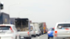 Strhnuté trolejové vedenie zablokovalo ulicu v smere do Bratislavy. Cesta má byť pár hodín neprejazdná