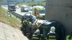 Tragická nehoda na R1: Auto zostalo zakliesnené pod diaľničným nadjazdom