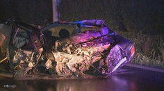 Len pár metrov od cintorína vrazilo v Lipanoch auto do stromu. Zomreli dvaja kamaráti