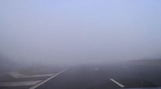 Častá chyba vodičov na jeseň: Nesprávne svietenie ohrozuje život. Hmla môže spôsobiť nebezpečný „čierny ľad“
