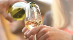 Odriekanie si alkoholu v strednom veku môže viesť k demencii, tvrdia vedci