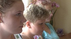 Zo sestier sa stali siroty. Vyzbierali im peniaze, tie sa k nim za dva roky nedostali