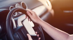 Nebezpečný zlozvyk za volantom môže stáť život. Odborníci bijú na poplach