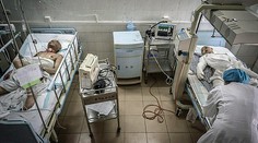 Šialenec podpálil tehotnú priateľku. Teraz ležia vedľa seba v nemocnici