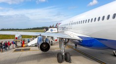 Sme príliš ťažkí. Prepáčte, ale 20 ľudí musí vystúpiť, oznámil kapitán lietadla dovolenkárom