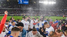 GALÉRIA: Zaslúžené šampanské. Pozrite si postupové oslavy Slovákov na EURO