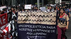 Mexiko hore nohami, polícia sa spojila s gangom. Uniesli a zabili 43 študentov