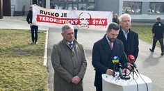 VIDEO: Na tlačovku Smeru prišli aktivisti. Za rečniacimi poslancami rozprestreli transparent