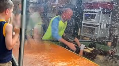 VIDEO: Detská oslava sa nečakane zvrtla. Krokodíl sa zahryzol ošetrovateľke do ruky pred zrakmi detí