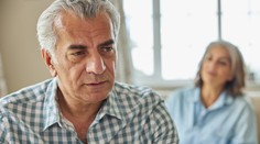 So ženou nežije 40 rokov a už 27 rokov sa neúspešne snaží rozviesť. Súdy mu stále nechcú vyhovieť