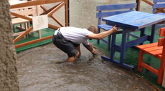 VIDEO: Prešovom tiekla taká voda, že odnášalo reštauračné terasy