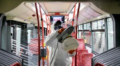 Bratislavský dopravný podnik odporúča nerozprávať sa v MHD. Chce obmedziť šírenie vírusu