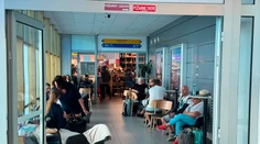 Desiatky dovolenkárov uviazli na košickom letisku. Let do Chorvátska mešká celé hodiny