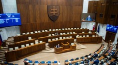 Doživotná renta a právo na bývanie, ale aj obmedzené zhromaždenia. Poslanci schválili lex atentát