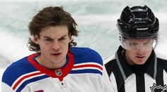 VIDEO: Po likvidačnom zákroku si dlhšie nezahrá. Útočník New Yorku Rangers spoznal svoj trest
