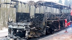 Poľadovica vraj na ceste nebola. Šéf odťahovky vidí iný dôvod za nehodou autobusu s kamiónom