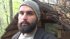 Z bacuľatého farmára Nika je sexy playboy