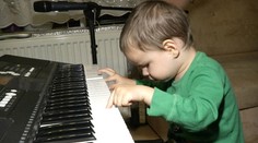 Trojročný Branko hrá ako malý Mozart. A to aj napriek tomu, že nevidí!