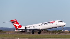 VIDEO: Žena zmeškala lietadlo. Pred odletom vybehla na dráhu a snažila sa ho zastaviť