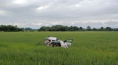 Smrťák pri Gajaroch. Tvrdý náraz do stromu a niekoľko kotrmelcov  v poli nemal 19-ročný vodič šancu prežiť